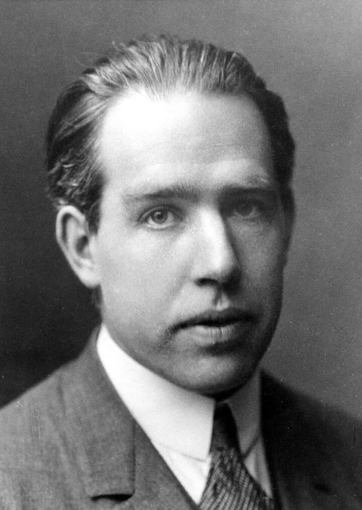 Biografi Niels Bohr: Arsitek Atom, Prinsip Komplementaritas, dan Warisan Kuantum Seratus Tahun