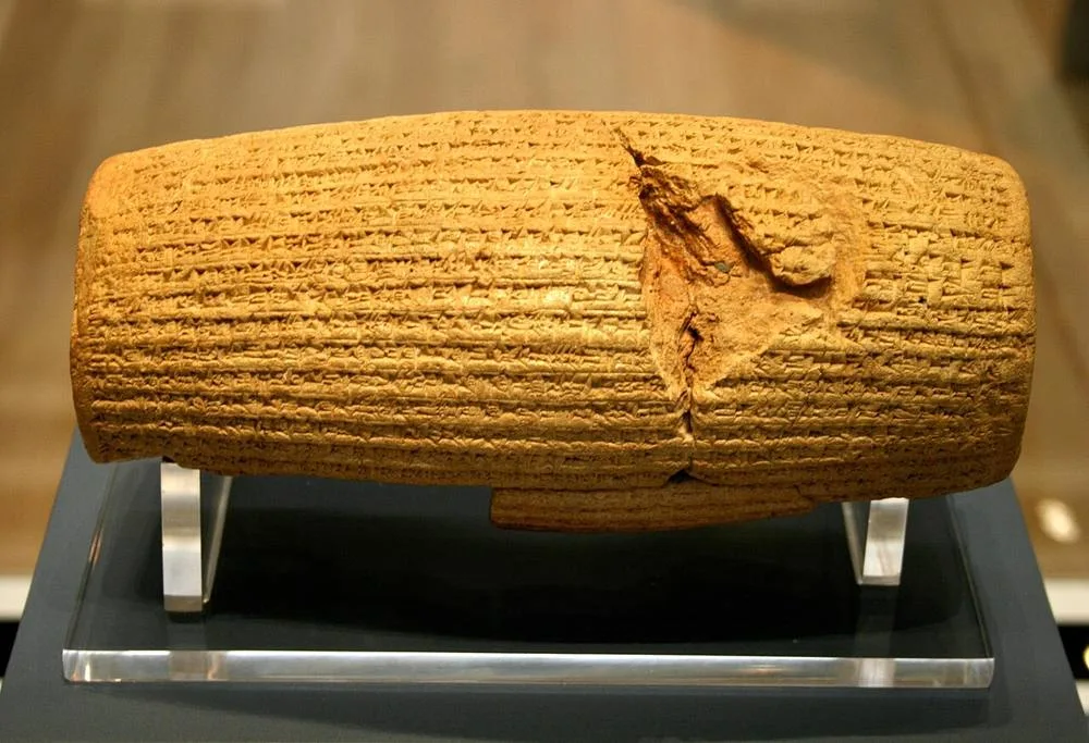 Silinder Cyrus, prasasti tanah liat dari Babilonia tahun 539 SM yang kini tersimpan di British Museum